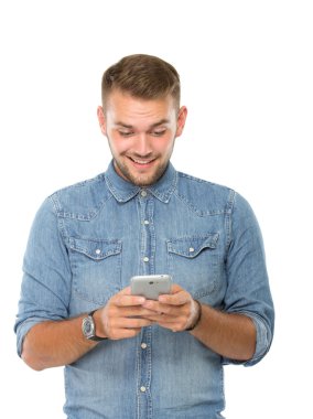 Genç adam bir şey cep telefonunu üzerinde okuma
