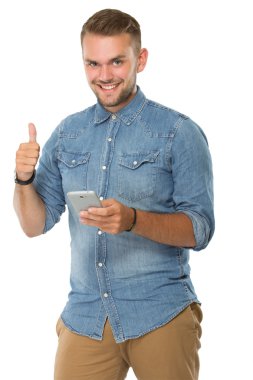 Genç adam bir cep telefonu, başparmak tutarak