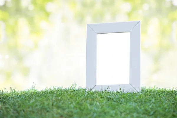 Біла рамка на зеленій траві — стокове фото