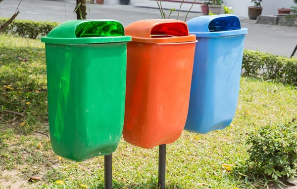 Три мусорных ведра разных цветов в парке — стоковое фото