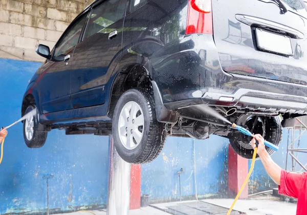 Lavagem de carro limpeza com água pressurizada — Fotografia de Stock