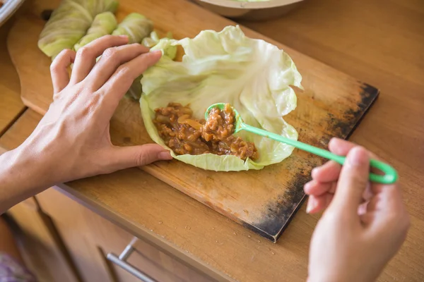 Verarbeitung zu einer Frikadelle in Kohl — Stockfoto