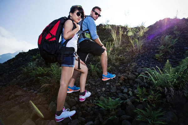 Blandras par gå trekking tillsammans, gå på en uppförsbacke, n — Stockfoto