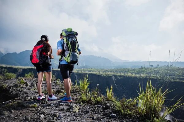 Casal misto vai trekking juntos, fundo da natureza — Fotografia de Stock