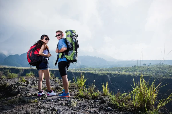 Gemengd paar wandelen gaan samen, natuur achtergrond — Stockfoto