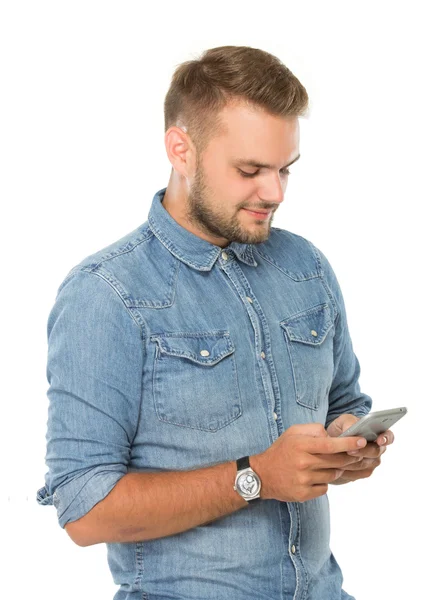 Junger Mann tippt in ein Handy — Stockfoto