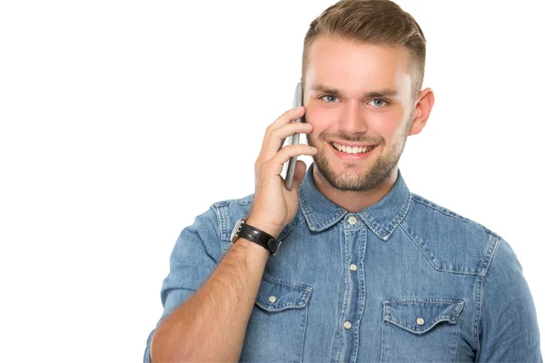 Молодой человек разговаривает по телефону, изолирован — стоковое фото