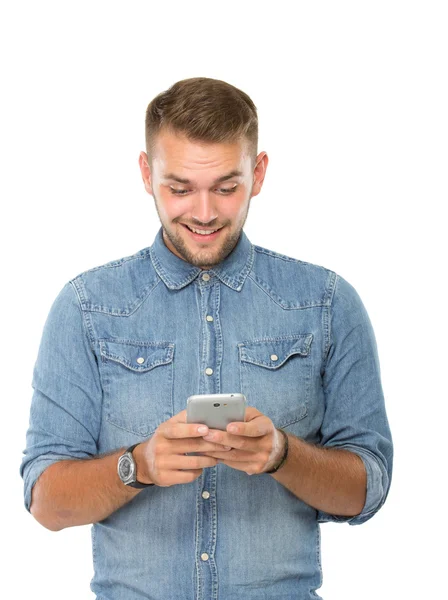 Ung man läser något på hans mobiltelefon — Stockfoto