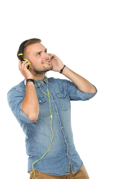 Jonge man met een headset op, geïsoleerd — Stockfoto