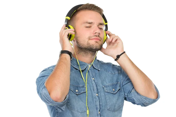 Joven con auriculares puestos, aislado — Foto de Stock