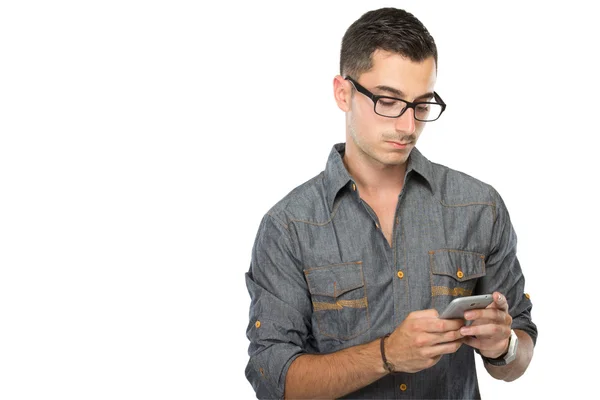 Ung man läser något på hans mobiltelefon — Stockfoto