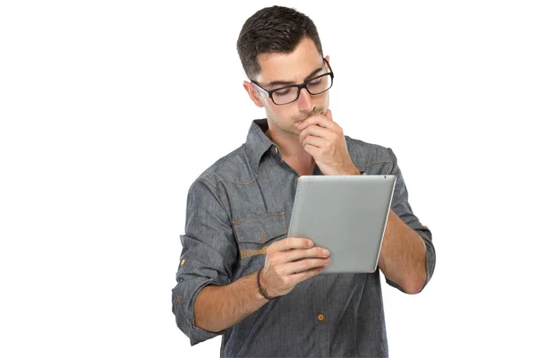 Genç adam bir tablet pc izlerken gülümsüyor — Stok fotoğraf