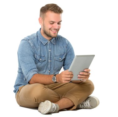 Genç adam bir tablet pc izlerken gülümsüyor