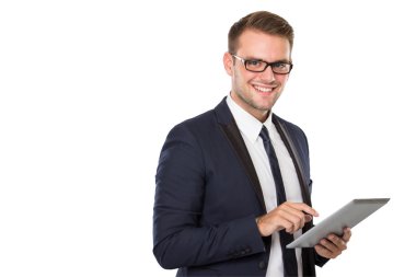 Bir tablet pc kullanarak işadamı gülümseyen