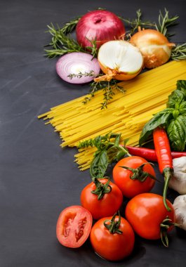 İtalyan spagetti makarna malzemeler
