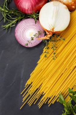 çiğ soğan, kırmızı soğan, fesleğen ile ev yapımı İtalyan spagetti ve