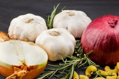 sarımsak ve soğan ile kekik ve makarna makarna