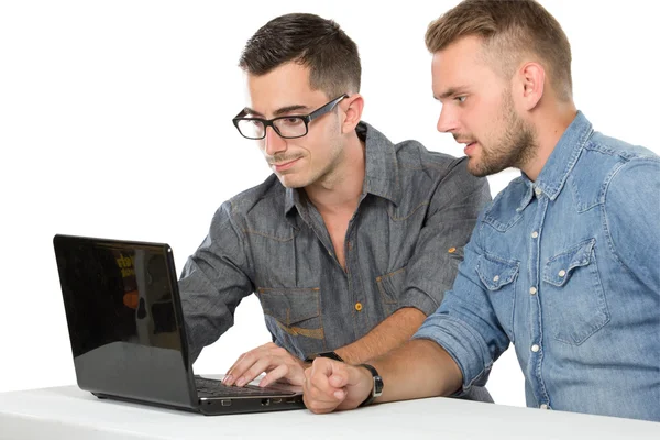 Άντρες ψάχνουν σε ένα φορητό υπολογιστή pc — Φωτογραφία Αρχείου