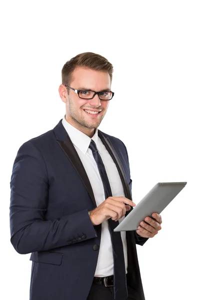 Бизнесмен с помощью планшетного ПК, улыбаясь — стоковое фото