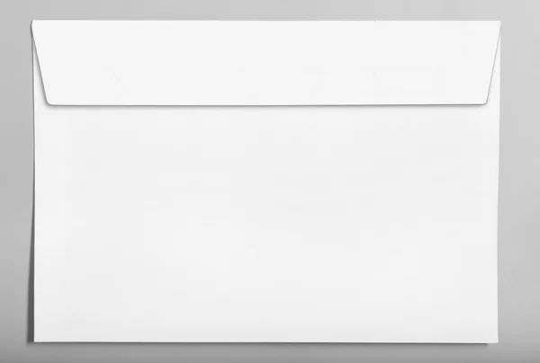 灰色の背景に分離された白の閉じた白紙の封筒 — ストック写真