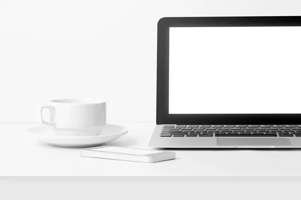 Dizüstü bilgisayar, mobilephone ve kahve fincanı çalışma masası üzerinde — Stok fotoğraf
