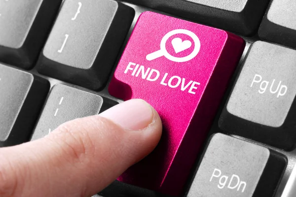 Dłoni naciśnij przycisk Znajdź miłość na klawiaturze — Zdjęcie stockowe