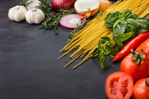 Espaguete italiano caseiro cru com ingredientes — Fotografia de Stock