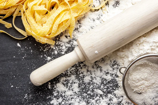 Fettucine caseiro cru com farinha e rolo de pino — Fotografia de Stock