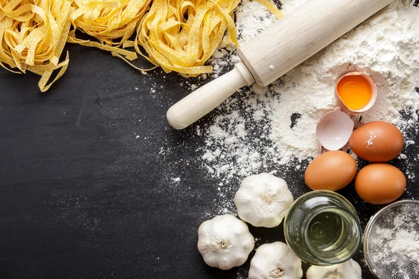 Fettucine italiano caseiro cru e ingredientes — Fotografia de Stock