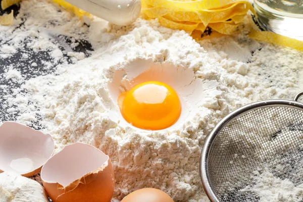Un içinde çiğ yumurta sarısı — Stok fotoğraf