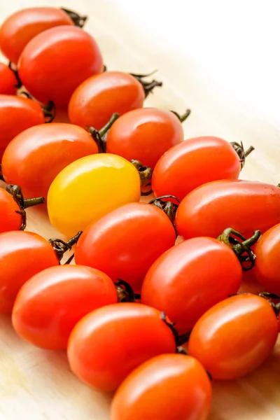 Fila de tomates cherry — Foto de Stock