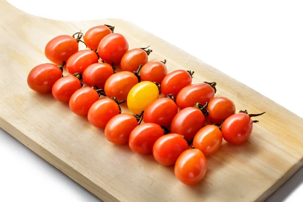 Tomates cereja em uma tábua de corte de madeira — Fotografia de Stock