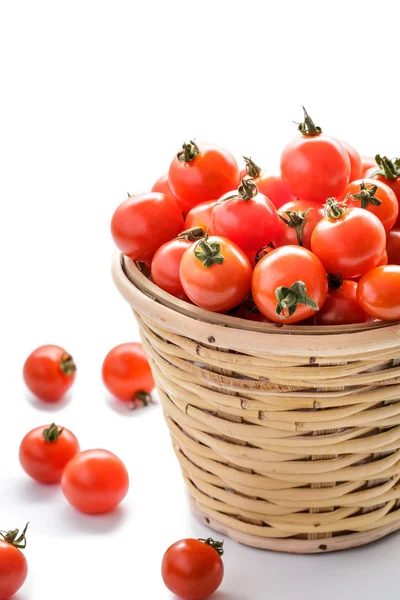 Kirschtomaten auf einem Rattankorb — Stockfoto