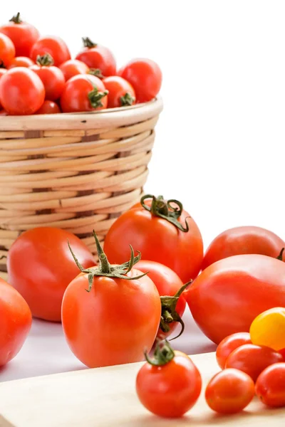 Tomates e tomates cereja — Fotografia de Stock