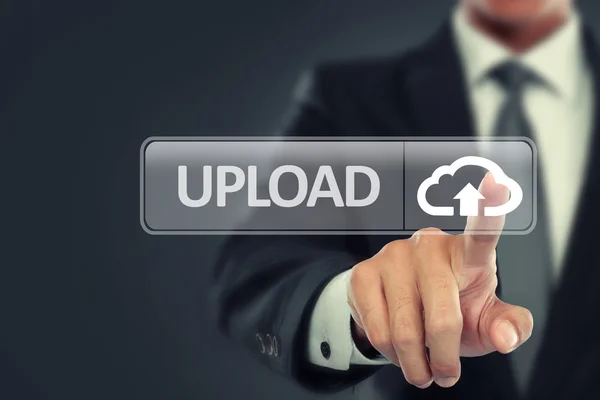 仮想画面上のボタンをアップロードする実業家プッシュ — ストック写真