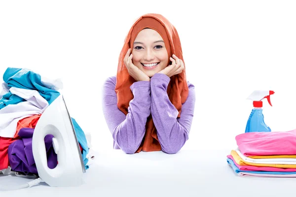 Jovem sorrindo mulher vestindo hijab sentado entre fresco limpo la — Fotografia de Stock