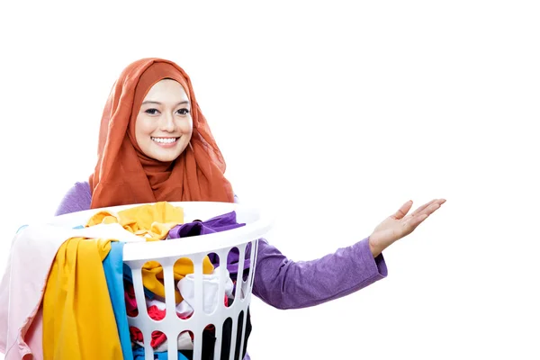 Ama de casa con hijab llevando cesta de lavandería llena de cl sucio —  Fotos de Stock