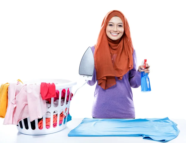 Mujer joven que usa hijab jolding hierro y perfume spray —  Fotos de Stock