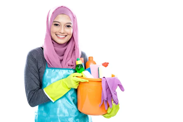 Dona de casa vestindo hijab segurando balde cheio de suprimentos de limpeza — Fotografia de Stock