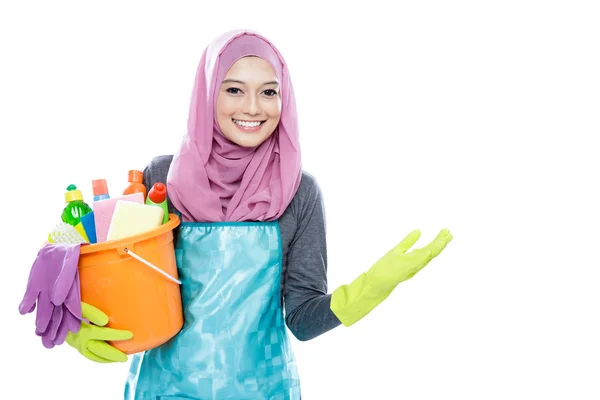 Housewife wearing hijab holding bucket full of cleaning supplies — Stok fotoğraf