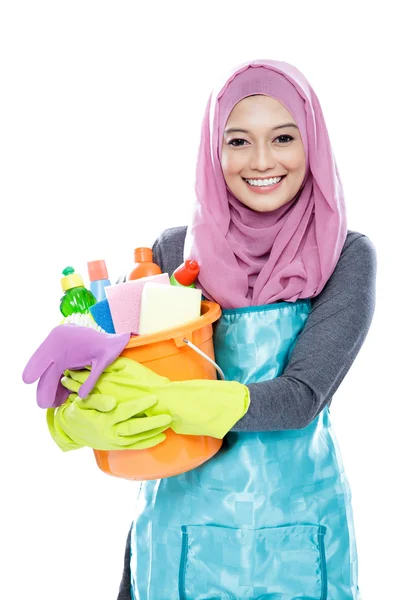 Hausfrau im Hijab hält Eimer voller Putzmittel in der Hand — Stockfoto