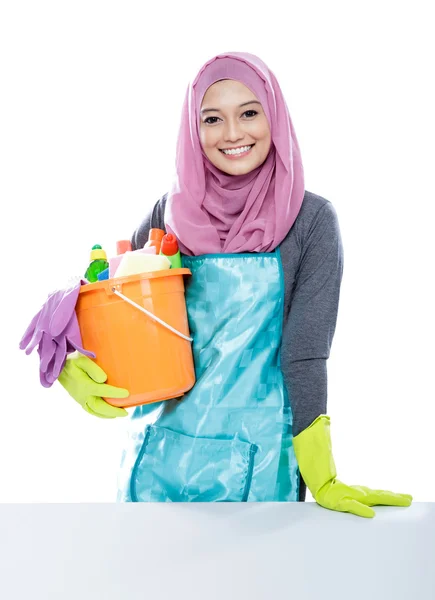 Young woman wearing hijab holding a bucket full of cleaning supp — Zdjęcie stockowe