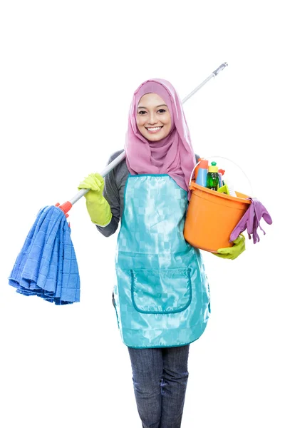 Fröhliche Hausfrau trägt Hijab mit Wischmopp und trägt einen Bock — Stockfoto