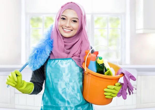 Sorrindo limpador jovem mulher vestindo hijab — Fotografia de Stock