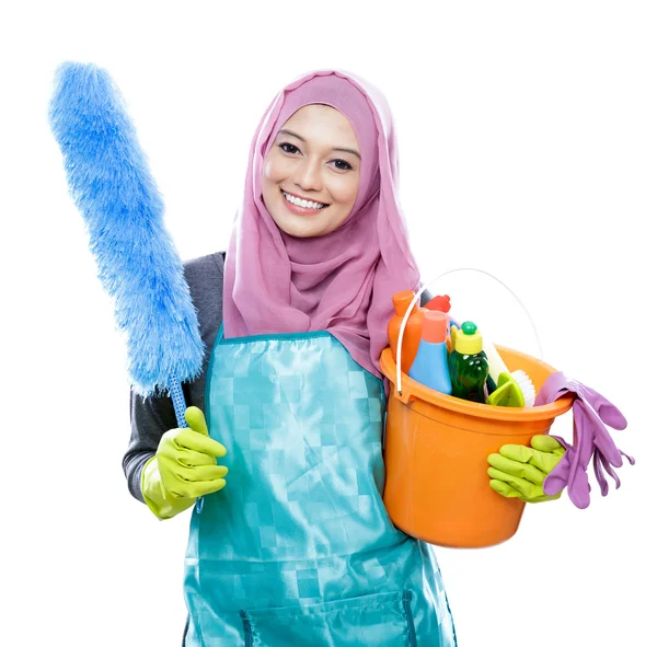 Smiling cleaner young woman wearing hijab — Stock fotografie