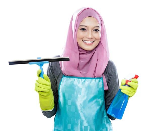 Junge Frau trägt Hijab mit Rakel und Reinigungsspray — Stockfoto