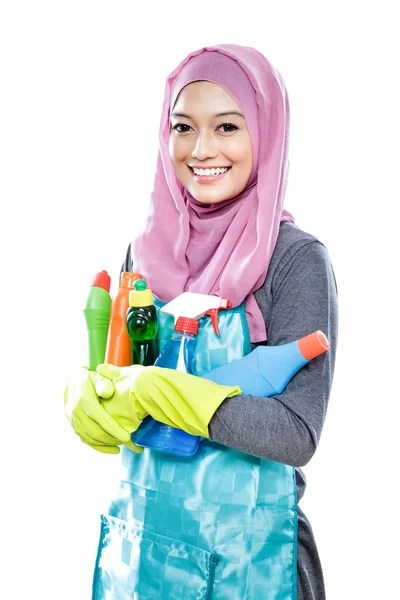 Jovem dona de casa carregando muitas garrafas de fluido de limpeza — Fotografia de Stock