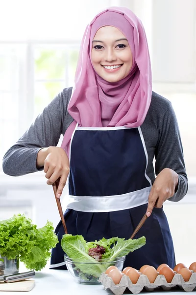 Genç kadın yapma salata hazırlık — Stok fotoğraf