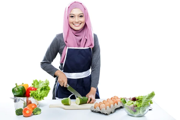 Jeune femme au foyer préparant la nourriture pour le dîner — Photo