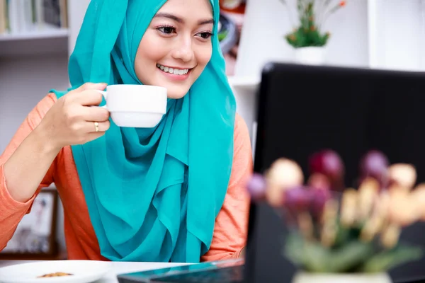Young muslim woman enjoy drinking a cup of tea — Stock Photo, Image